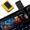 Un boîtier M.2 NVMe SSD jaune est montré à côté d'un appareil noir affichant une interface utilisateur.