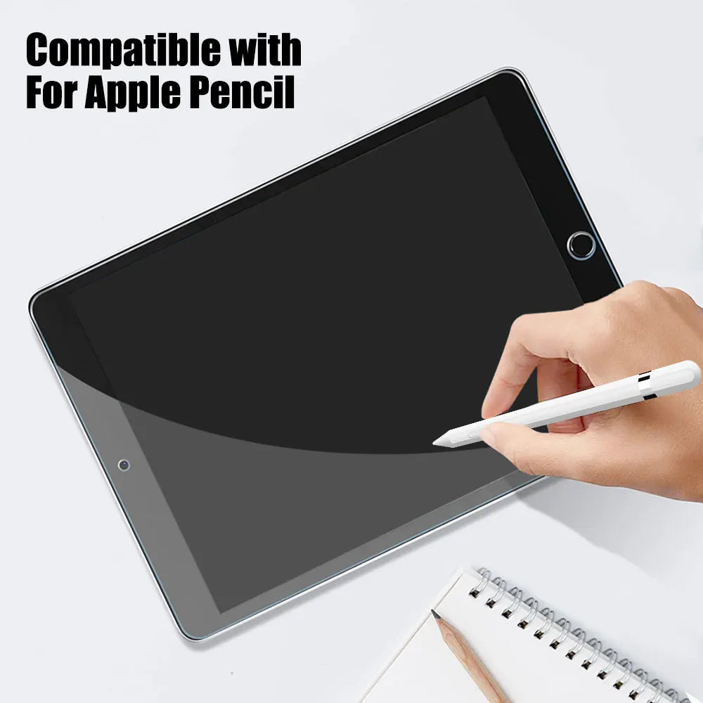 Eine Hand hält einen weißen Apple Pencil, der auf einem Tablet mit einer klaren gehärteten Glasschutzfolie schreibt.