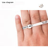 Eine Hand benutzt ein Präzisionsmessband und einen Ringzirkel, um einen Finger zu messen.