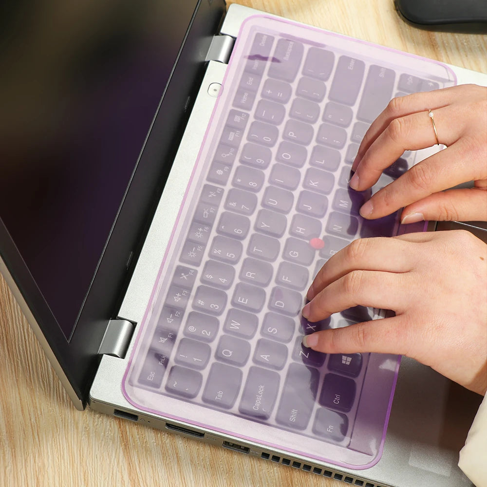 Eine Hand tippt auf einem Laptop mit einer installierten Silikon-Tastatur-Schutzfolie.