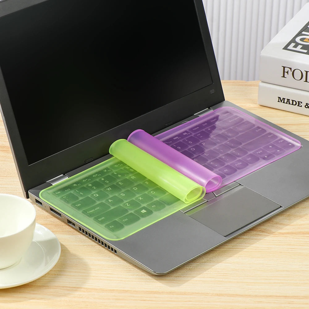 Laptop mit grün-lila Silikon-Tastatur-Schutzfolie