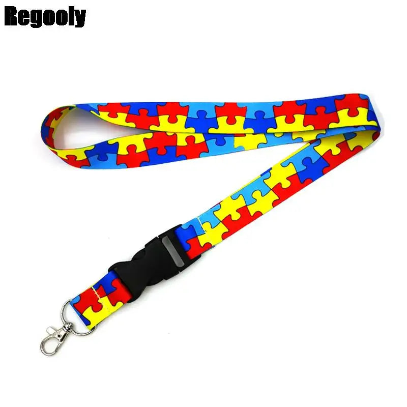 Buntiges Puzzle-Teil-Muster-Lanyard mit schwarzem Clip und Schlüsselring.