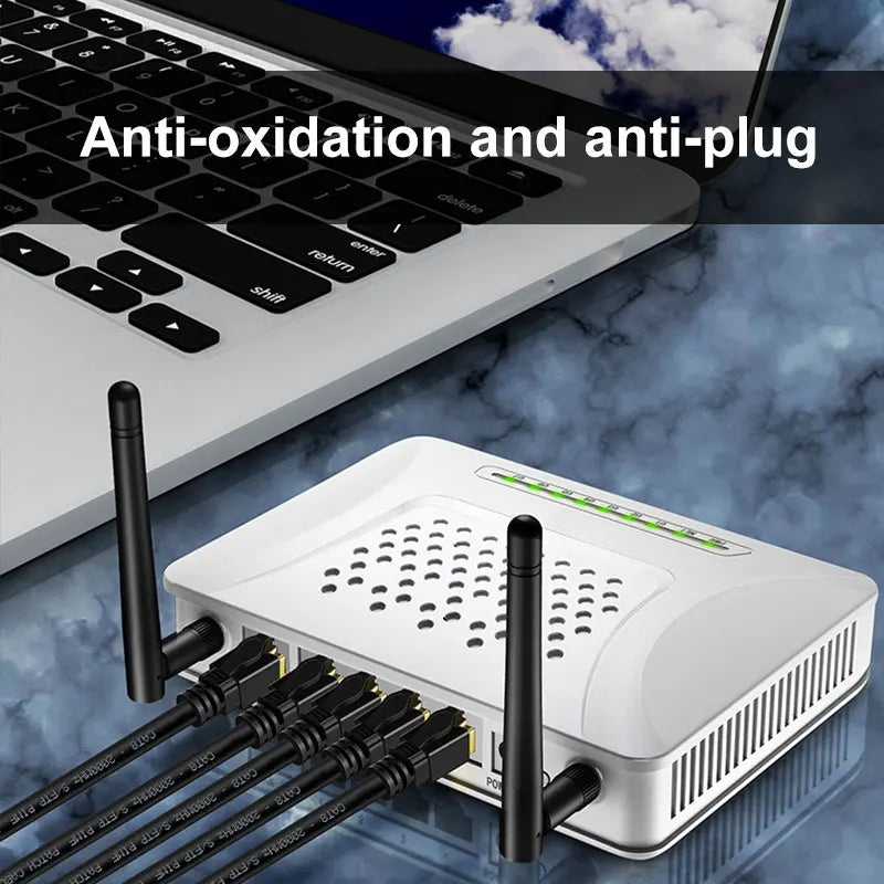 Ein weißes elektronisches Gerät mit mehreren Ethernet-Kabeln neben einer Laptop-Tastatur.