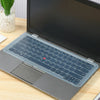 Laptop-Tastatur mit Schutzfolie auf Holzschreibtisch