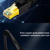 Nahaufnahme eines reinen Kupfer-Goldbeschichteten Cat8 Ethernet-Steckers und Kabelsets.