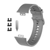 Graue Silikonarmband für einen Fitness-Tracker, gezeigt mit verschiedenen Komponenten.