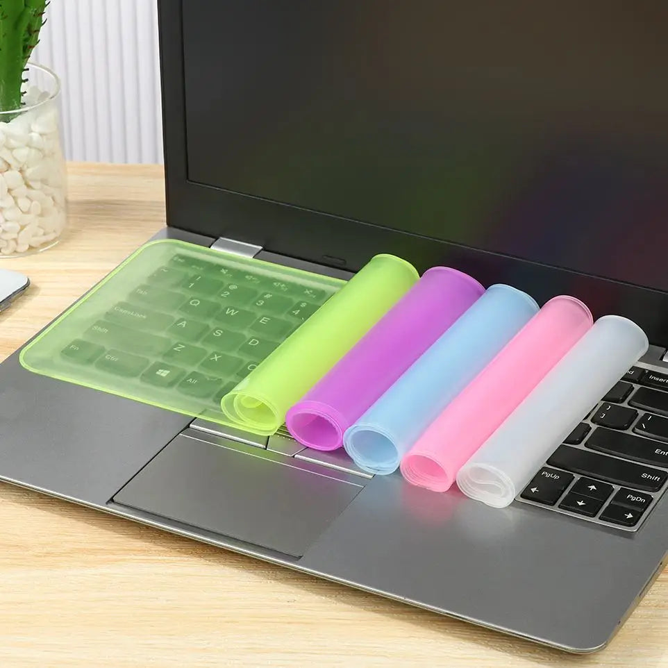 Laptop-Tastatur mit farbigen Silikonfolien-Schutzfilmen auf den Tasten