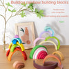 Bloques de construcción arco de madera de colores como verde, rosa, naranja y púrpura.