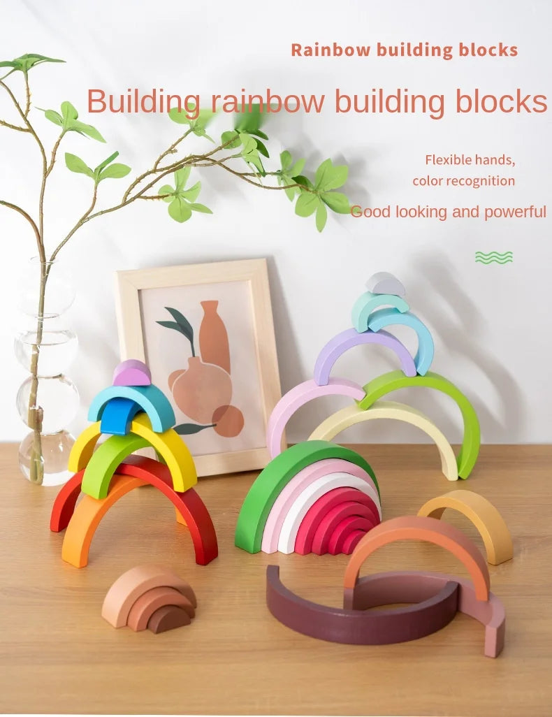 Bloques de construcción arco de madera de colores como verde, rosa, naranja y púrpura.