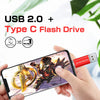 يد تمسك بهاتف يعرض سبايدر مان، موصول بذاكرة فلاش من نوع USB 2.0 Type C.