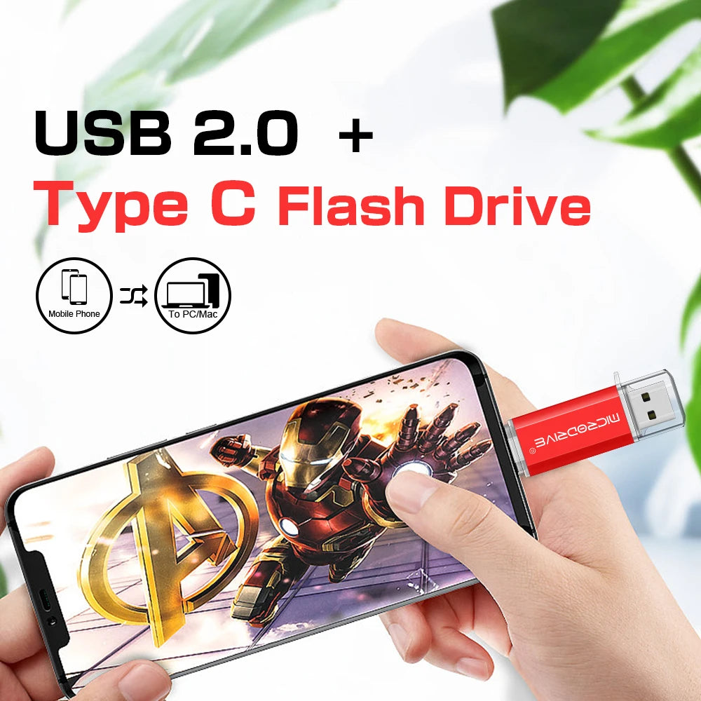 يد تمسك بهاتف يعرض سبايدر مان، موصول بذاكرة فلاش من نوع USB 2.0 Type C.