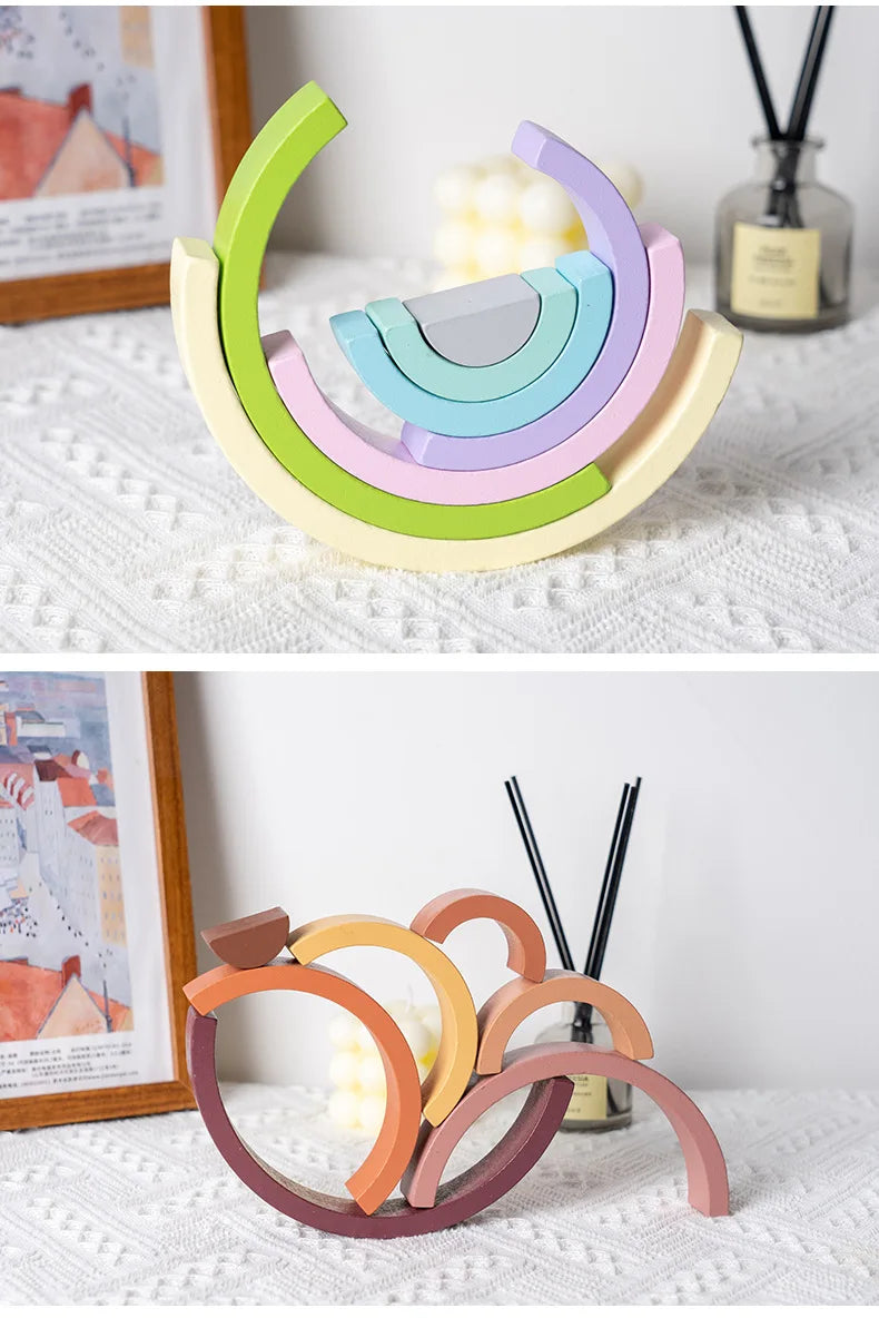 Puente de arcoíris de bloques de madera en colores pastel dispuestos en patrón circular.