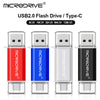 صف من محركات أقراص فلاش MicroDrive USB 2.0 بألوان أحمر وأزرق وفضي وأسود.