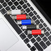 مجموعة من محركات فلاش MicroDrive بألوان مختلفة تستقر على لوحة مفاتيح حاسوب محمول.