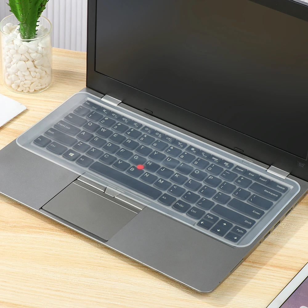 Silikon-Schutzfolie für Tastatur auf geöffnetem Laptop, auf Holztable