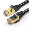Nahaufnahme eines schwarzen Ultra-Speed Cat8 Ethernet-Kabel-Steckers mit goldplattiertem Stecker.