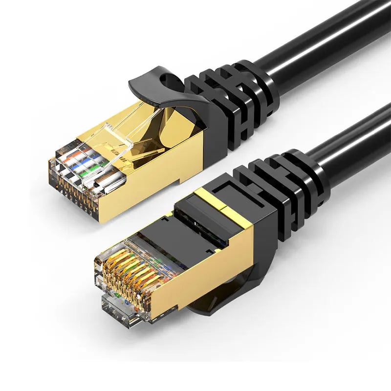Nahaufnahme eines schwarzen Ultra-Speed Cat8 Ethernet-Kabel-Steckers mit goldplattiertem Stecker.