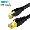 Nahaufnahme eines schwarzen Katzen-Ethernet-Steckers mit goldplattiertem Stecker.