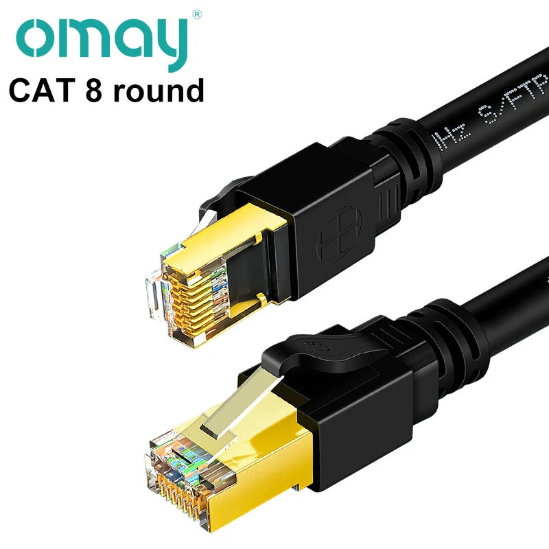 Nahaufnahme eines schwarzen Katzen-Ethernet-Steckers mit goldplattiertem Stecker.
