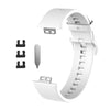 Weiße Silikonarmband für einen Fitness-Tracker mit verschiedenen Komponenten und dem fertigen Band