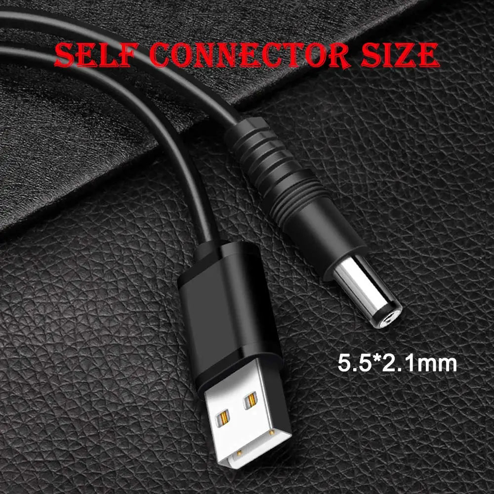 Cable universal negro para carga DC con punta de conector de 5.5x2.1mm sobre una superficie oscura.