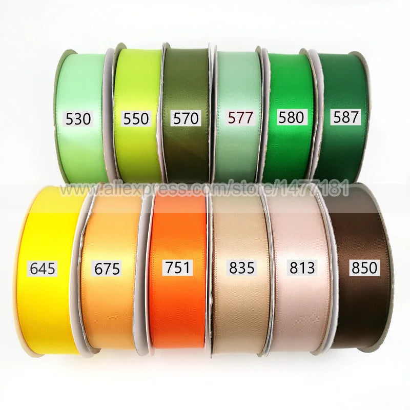 Eine Sammlung von Satinbandrollen in verschiedenen Grüntönen und Brauntönen, nummeriert von 530 bis 587.