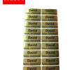 Ein Stapel mattgoldener wasserfester individueller Etiketten mit dem Namen David auf jedem Etikett.