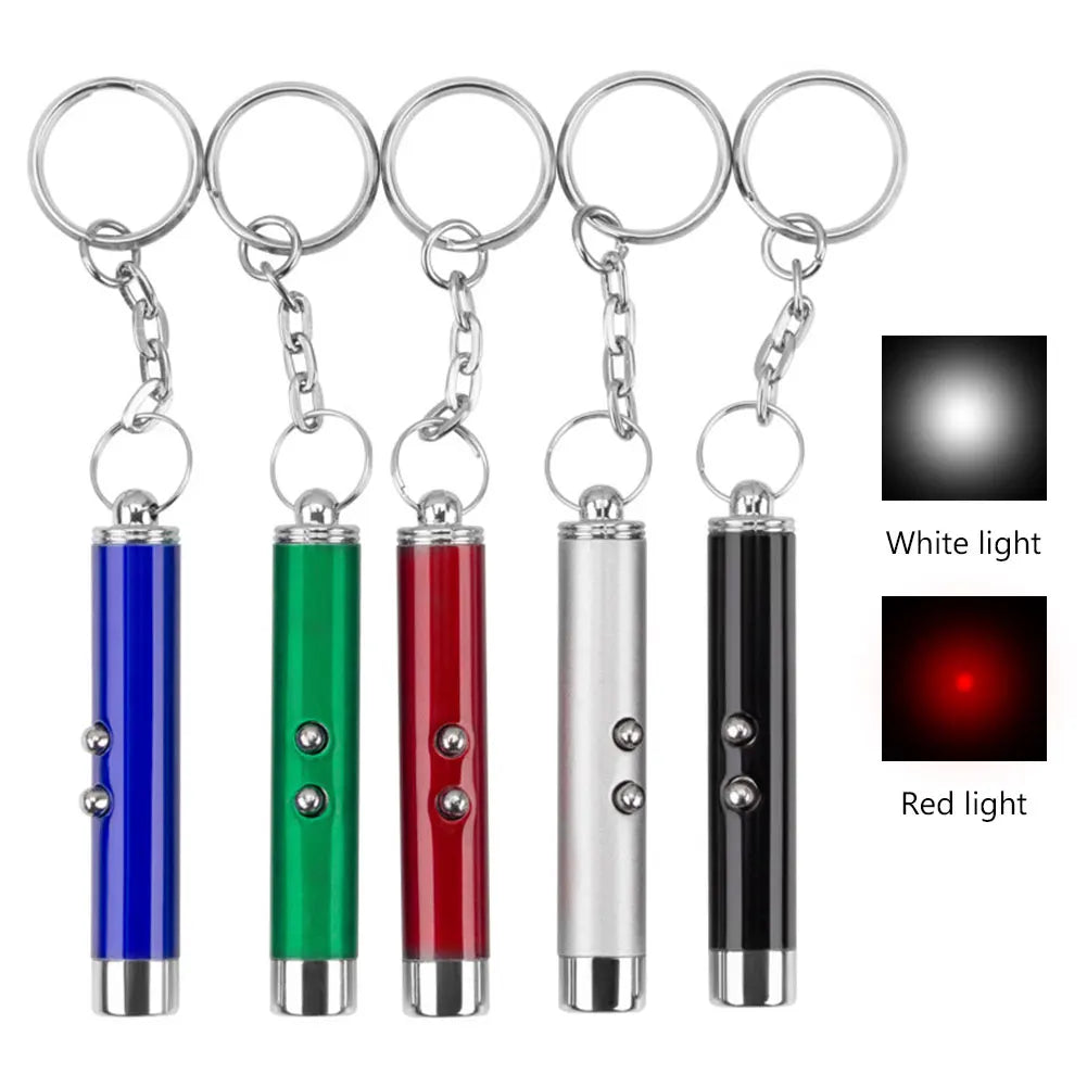 Un juego de llaveros con puntero láser, con luces LED blancas y rojas en cierres de metal.