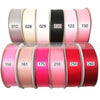 Rollen doppelseitiger Satinband in verschiedenen Farben, darunter rosa, beige, schwarz und rot.