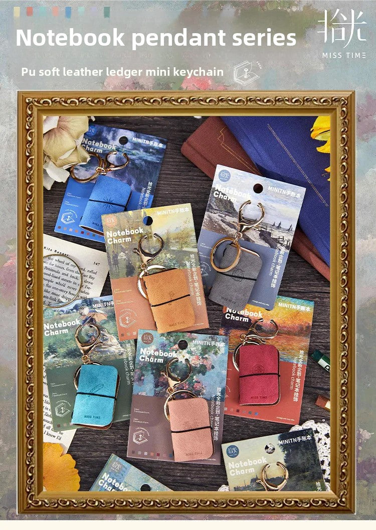 Eine Sammlung weicher Leder-Notizbuch-Anhänger als Schlüsselanhänger in verschiedenen Farben und Designs, präsentiert in eine