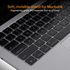 Nahaufnahme eines weichen, unsichtbaren Schutzschilds für eine MacBook-Tastatur aus Ingenieur-TPU.