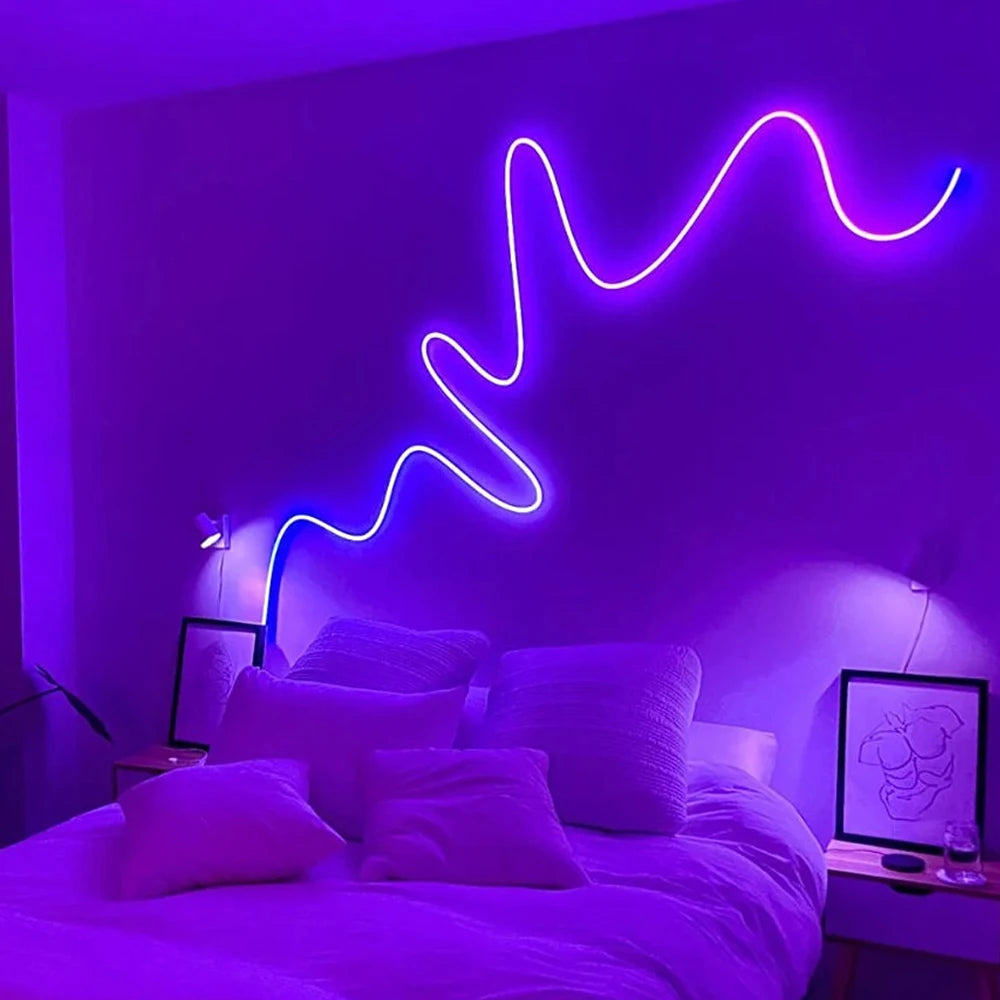 Una luz de neón morada con forma de onda se muestra en la pared sobre una cama.