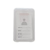 Porta identificación de plástico transparente con ranura para tarjeta de identificación.