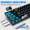 Gros plan d'un clavier mécanique marron montrant diverses touches et composants avec un axe bleu.