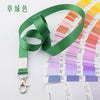 Porta credencial resistente verde con cordón y muestras de colores Pantone