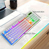 RGB-beleuchtete mechanische Tastatur auf Holzschreibtisch neben einem Laptop mit Maßenangaben