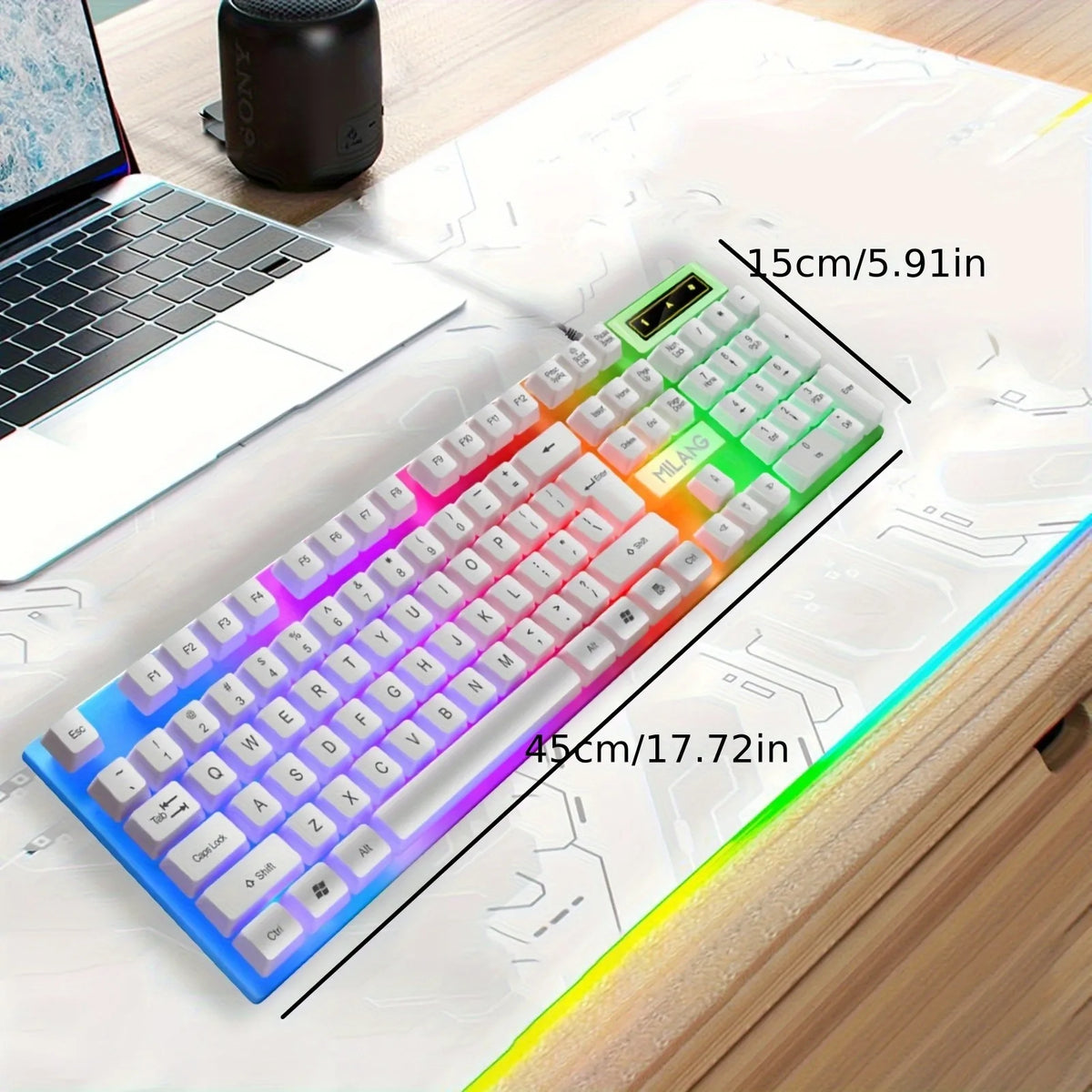 RGB-beleuchtete mechanische Tastatur auf Holzschreibtisch neben einem Laptop mit Maßenangaben