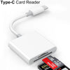 Adaptador de tarjeta de memoria SD junto a un lector de tarjeta Type-C blanco con cable flexible.
