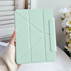 Una funda protectora de color verde menta claro para un iPad, con diseño texturizado, sostenida por una mano.