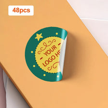 Rundes grünes Fotoaufkleber mit gelbem Rand und dem Text YOUR LOGO HERE auf orangefarbenem Hintergrund.