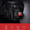 Nahaufnahme eines Adaptermoduls für Hochgeschwindigkeits-SD-Karten für professionelle Fotoausrüstung.