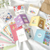 Eine Sammlung farbenfroher handgeschriebener Geburtstagskarten in verschiedenen Designs und Farben auf einer weißen Oberfläch