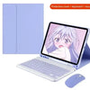 Laptop mit Schutzabdeckung und Tastatur neben Maus, zeigt Nahaufnahme einer Anime-Mädchen auf dem Bildschirm