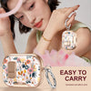 Una mujer sostiene una funda protectora de silicona dorada para AirPods Pro, demostrando su diseño fácil de llevar.