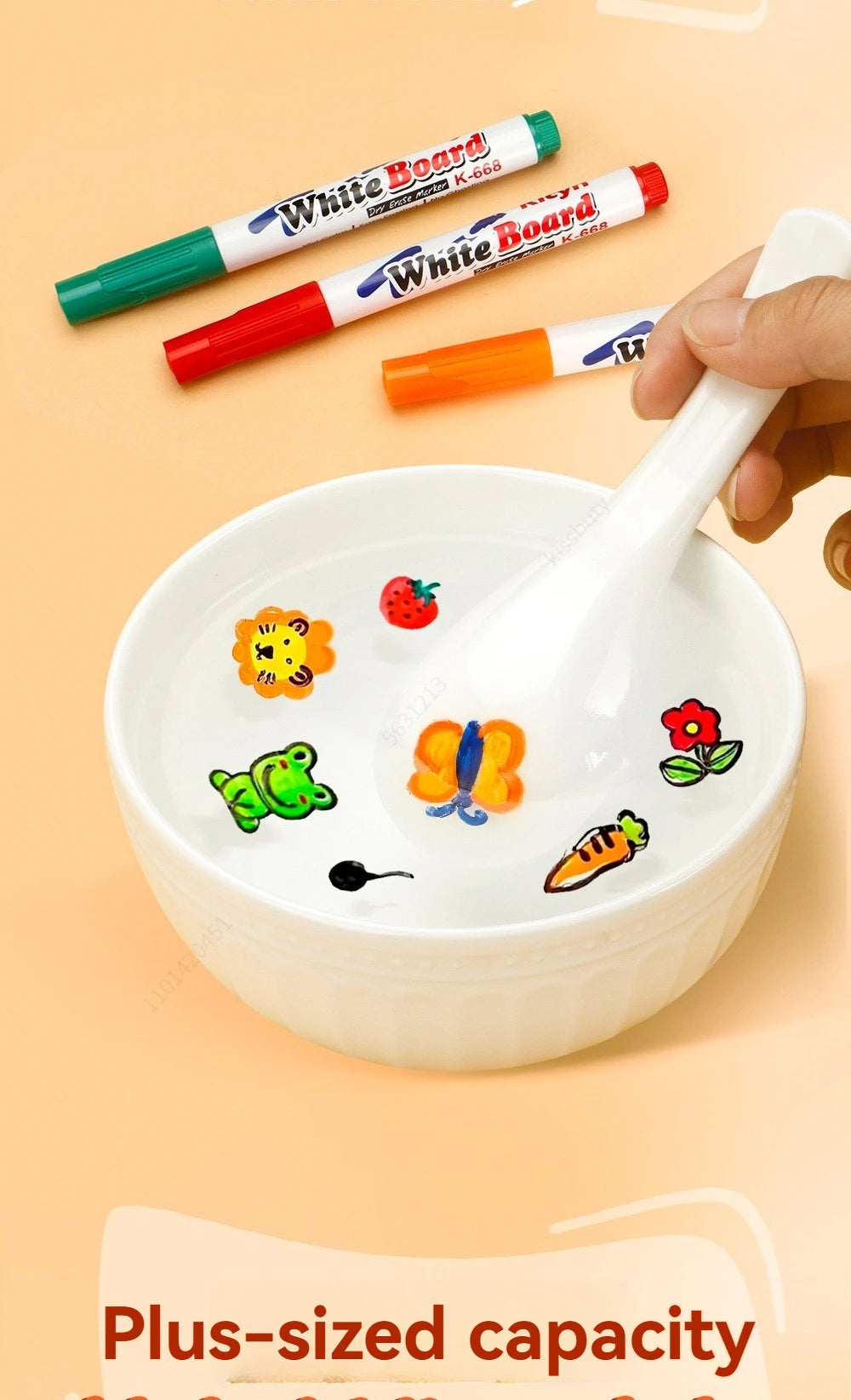 Un tazón de cerámica blanca contiene varios marcadores reutilizables y ilustraciones coloridas.
