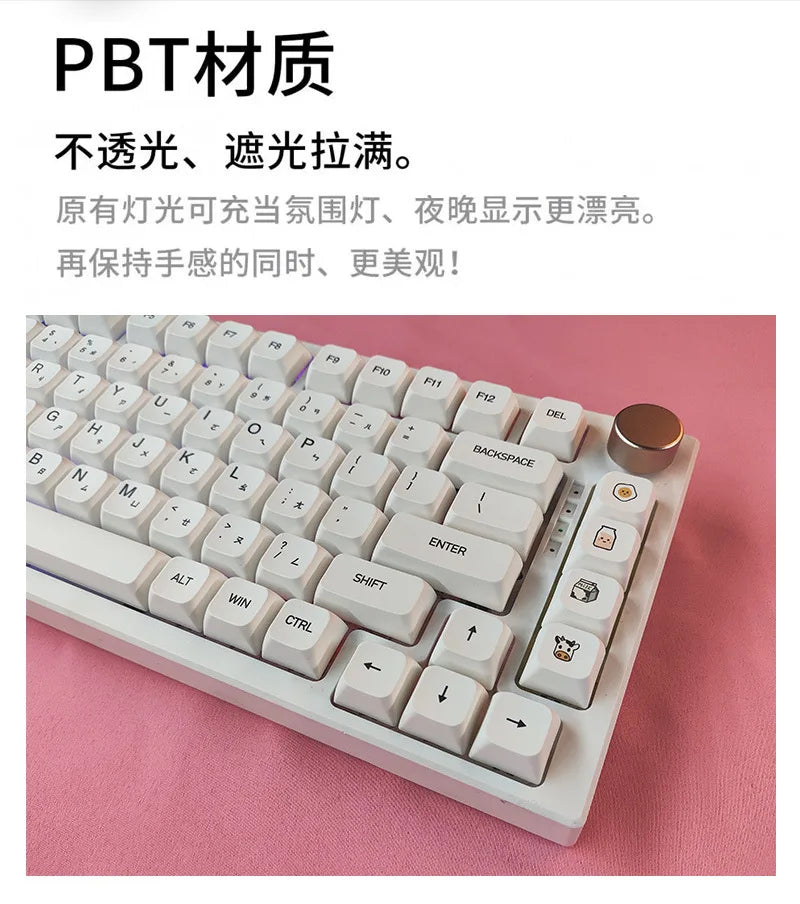 Nahaufnahme weißer PBT-Tastenkappen für eine mechanische Tastatur, die verschiedene Tasten und den Produktnamen zeigt.