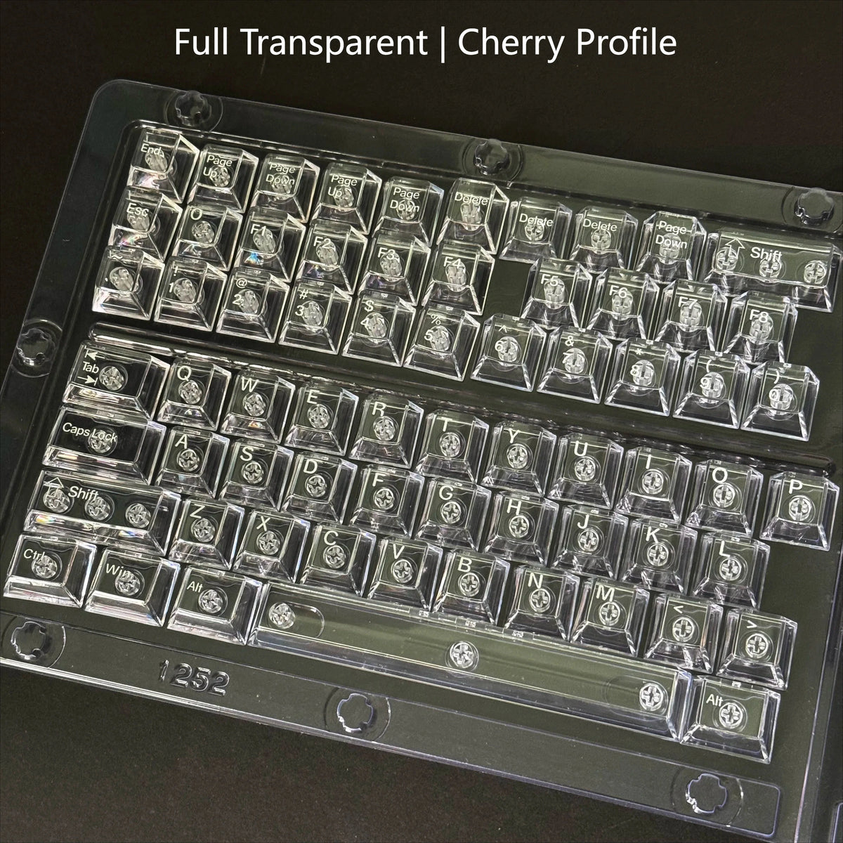Nahaufnahme eines voll transparenten Kirschprofil-Keycap-Sets für eine mechanische Tastatur.