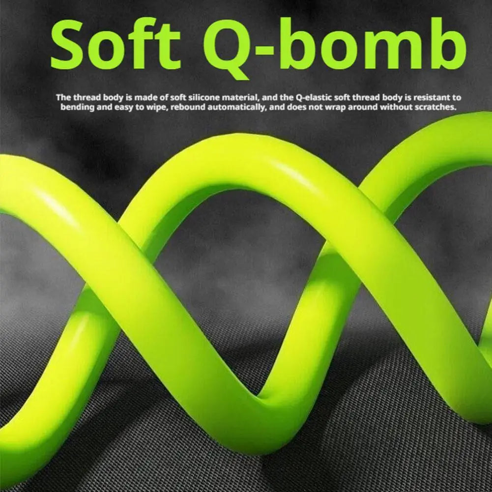Helle limettengrüne Q-bomb Silikontedraht in verdrehter Form vor dunklem Hintergrund.