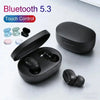 Schwarzes Bluetooth 5.3 Touch-Control-Earbud-Case und ein Paar schwarze kabellose Ohrhörer auf weißem Untergrund.
