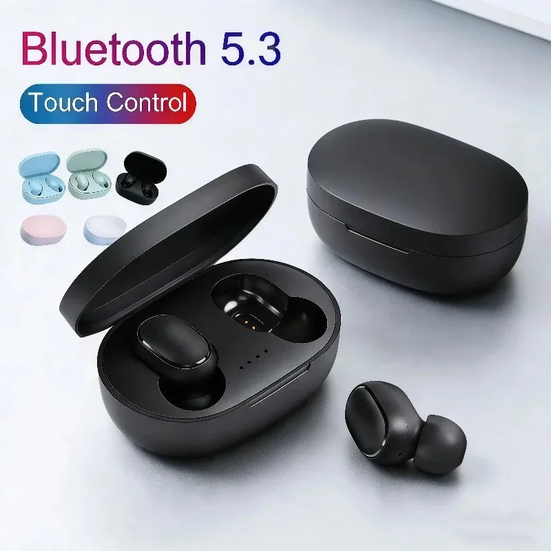 Schwarzes Bluetooth 5.3 Touch-Control-Earbud-Case und ein Paar schwarze kabellose Ohrhörer auf weißem Untergrund.